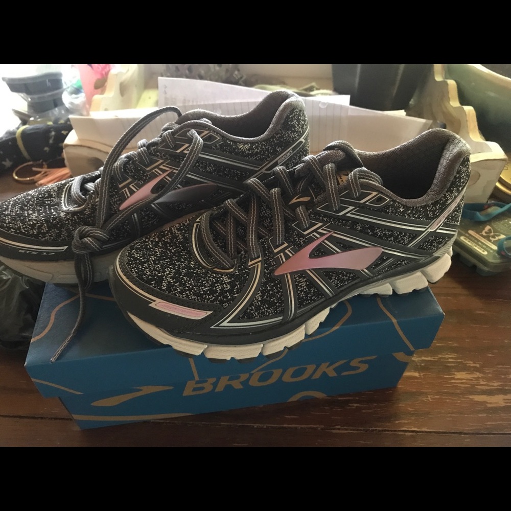 Brand New Women’s SZ 5 Brooks Adrenaline GTS 17